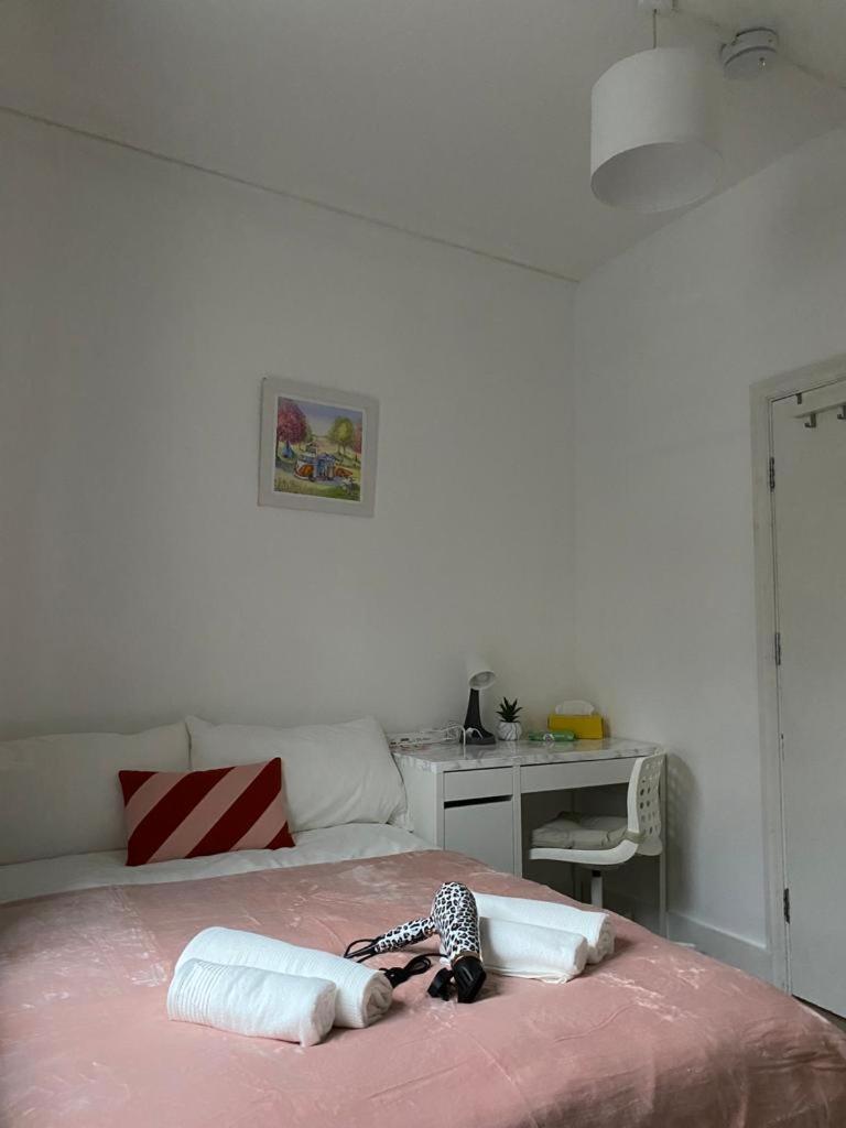 Comfy Private Rooms In Camden Town, Central Лондон Екстериор снимка
